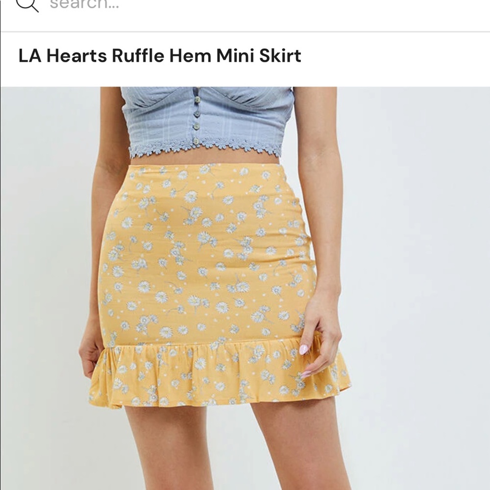 LA HEARTS
Ruffle Hem Mini Skirt
Size: MED SIZE